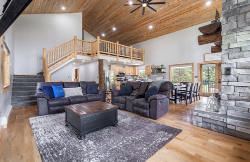 Island Park Casa | CABIN ON THE ROCKS, Big Property, Hot Tub, Yellowstone National Park, Fire pit.