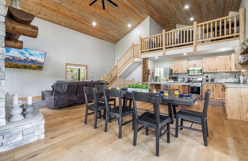 Island Park Casa | CABIN ON THE ROCKS, Big Property, Hot Tub, Yellowstone National Park, Fire pit.