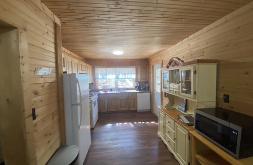 Jamestown Cabina | Cabin on the Water - "No Wake Zone" w/2 Kayaks, and Hot Tub!