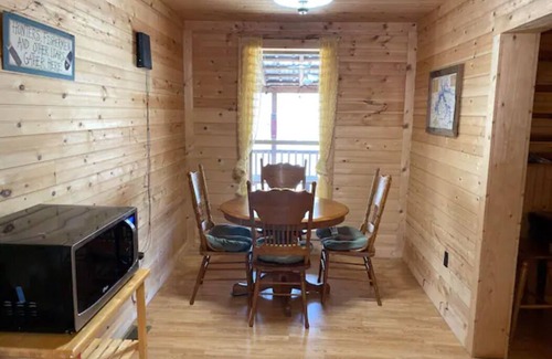 Jamestown Cabina | Cabin on the Water - "No Wake Zone" w/2 Kayaks, and Hot Tub!