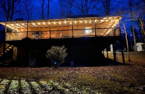 Jamestown Cabina | Cabin on the Water - "No Wake Zone" w/2 Kayaks, and Hot Tub!