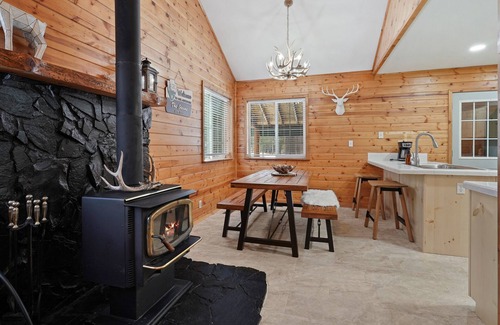 La Pine Casa | Cabin, Private Fenced Beauty! Detached Game Room, Darts, Basketball, Foosball