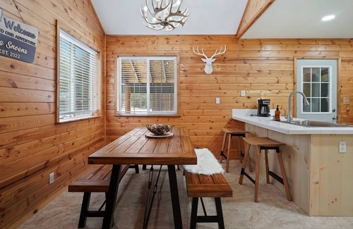 La Pine Casa | Cabin, Private Fenced Beauty! Detached Game Room, Darts, Basketball, Foosball