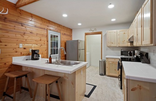 La Pine Casa | Cabin, Private Fenced Beauty! Detached Game Room, Darts, Basketball, Foosball