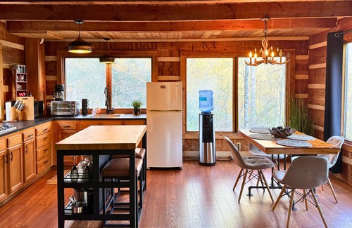 Marshall Cabina | Cabin Retreat Between Marshall and Hot Springs! Firepit, Creek, Pure Bliss!