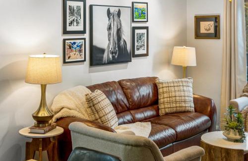 Bailey Casa | Cabin Retreat W Board Games & Pool Access