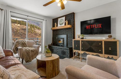 Bailey Casa | Cabin Retreat W Board Games & Pool Access