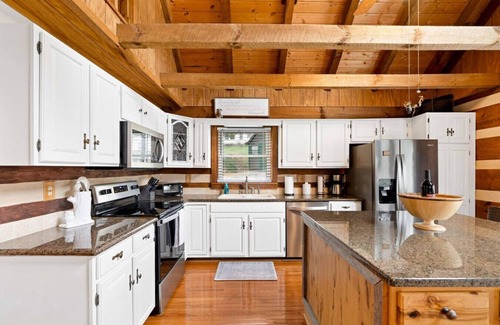 Bristol Cabina | Cabin Retreat w/Pool in Bristol