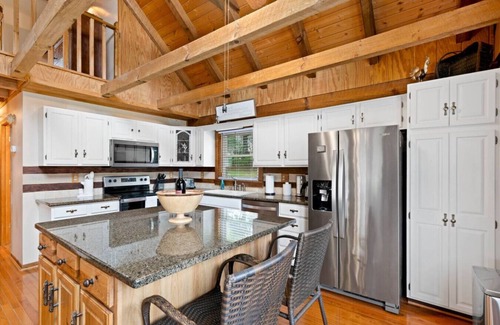 Bristol Cabina | Cabin Retreat w/Pool in Bristol
