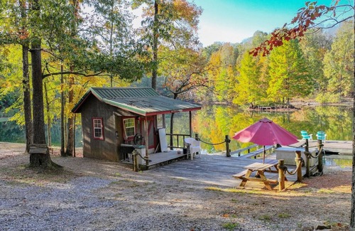 Kuttawa Cabina | Cabin Retreat with private lake and hot tub!