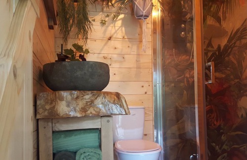 Hatherton Cabina | cabin set in a beautiful romantic tropical garden