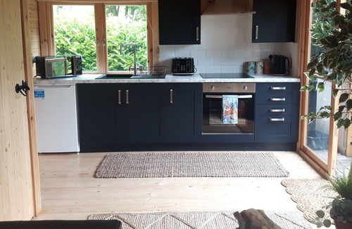 Hatherton Cabina | cabin set in a beautiful romantic tropical garden