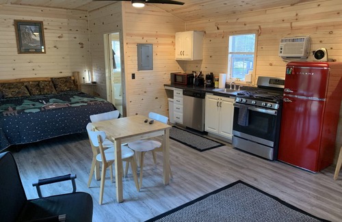 Finland Cabina | Cabin Shadow. Small newly refurbished cabin steps away from the Baptism River