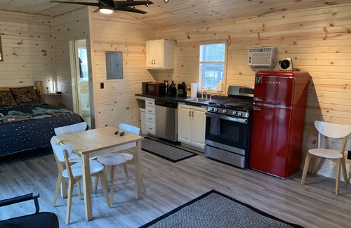 Finland Cabina | Cabin Shadow. Small newly refurbished cabin steps away from the Baptism River