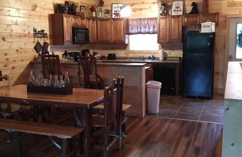 Pigeon Forge Cabina | Cabin Sleeps 8 w / 2 King Suites, Theatre / Hot Tub / Pool Table, Small Dog Friendly!