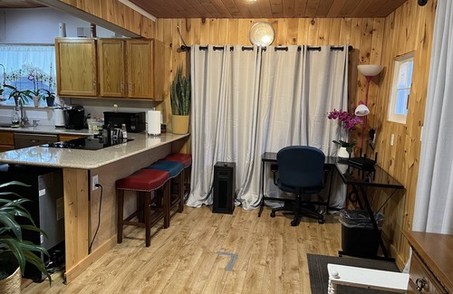 Lansing Apartamento | Cabin style near MSU, sparrow, and freeway