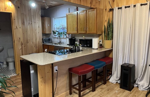 Lansing Apartamento | Cabin style near MSU, sparrow, and freeway