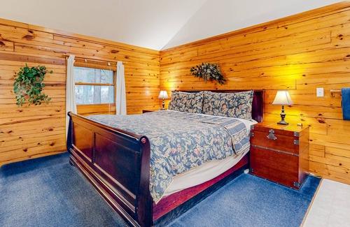 Eureka Springs Cabina | Cabin suite in quiet location with fireplace, grill, cable & AC