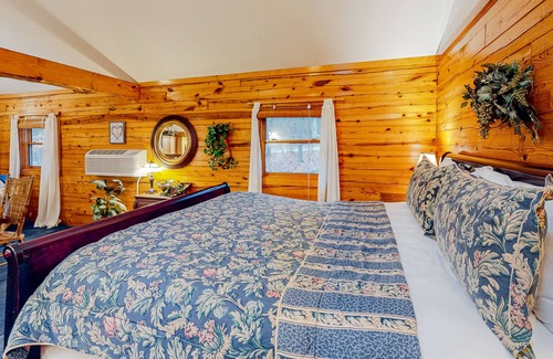 Eureka Springs Cabina | Cabin suite in quiet location with fireplace, grill, cable & AC