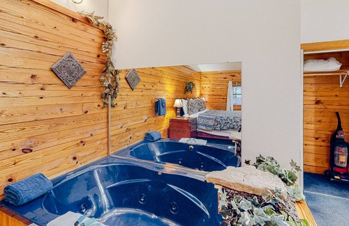 Eureka Springs Cabina | Cabin suite in quiet location with fireplace, grill, cable & AC