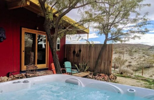 Joshua Tree Cabina | 🌵Cabin Under the Stars - Hot Tub, BBQ and Firepit🌵