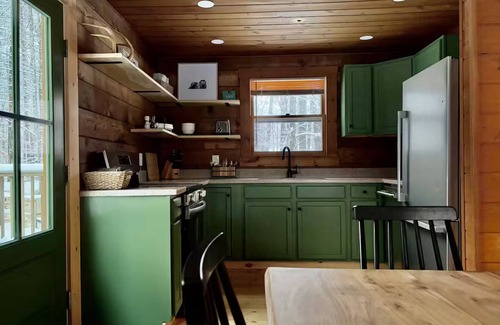 Lake Arrowhead Cabina | Cabin w/AC at Lake Arrowhead: Firepit, Fishing, and Movie Screen