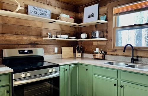 Lake Arrowhead Cabina | Cabin w/AC at Lake Arrowhead: Firepit, Fishing, and Movie Screen