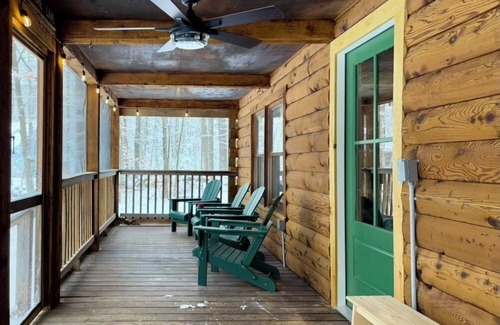 Lake Arrowhead Cabina | Cabin w/AC at Lake Arrowhead: Firepit, Fishing, and Movie Screen