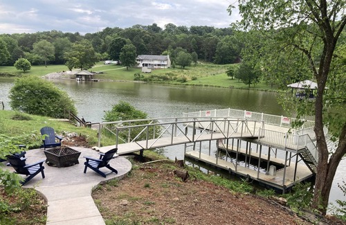 Vonore Cabina | Cabin w/ Dock-Fire Pit-Hot Tub-Updated Kitchen-On Tellico Lake-Bat Creek Cove-Great for Families!