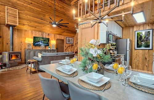 Sautee Nacoochee Cabina | Cabin w/Hot tub+Outdoor Kitchen+Firepit near ATV & SXS Trails~8mns to Helen, GA!