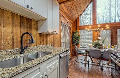 Sautee Nacoochee Cabina | Cabin w/Hot tub+Outdoor Kitchen+Firepit near ATV & SXS Trails~8mns to Helen, GA!