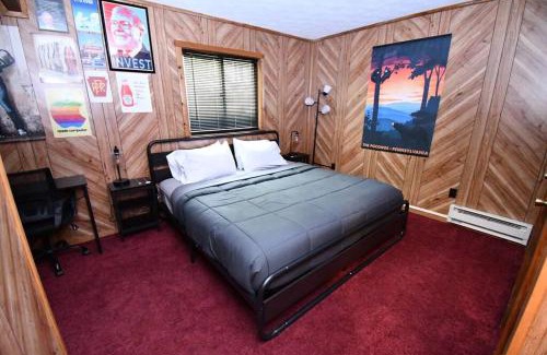 Bushkill Casa | Cabin w/Jacuzzi, W&D, Pool, Fitness, Lake & More.