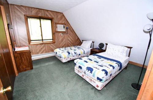 Bushkill Casa | Cabin w/Jacuzzi, W&D, Pool, Fitness, Lake & More.