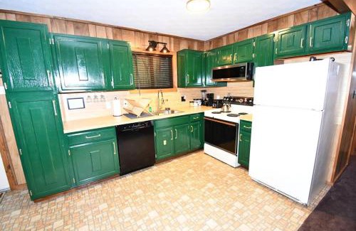 Bushkill Casa | Cabin w/Jacuzzi, W&D, Pool, Fitness, Lake & More.