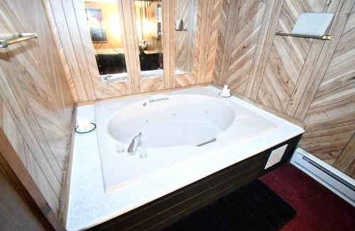 Bushkill Casa | Cabin w/Jacuzzi, W&D, Pool, Fitness, Lake & More.