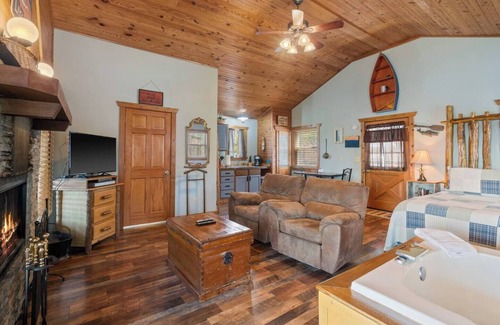 Eureka Springs Casa | Cabin w/King Bed, Jacuzzi + View