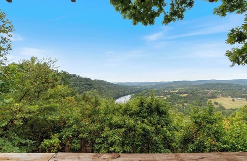 Eureka Springs Casa | Cabin w/King Bed, Jacuzzi + View