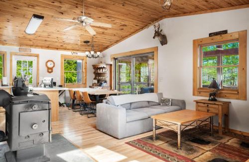 Great Cacapon Casa | Cabin w New Hot Tub, River, Kayak, WiFi, & Fire Pit
