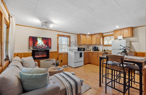 Thornton Cabina | Cabin W/Private Hot tub,PetFriendly, Fire pit 10min Loon mtn & owls Nest Resort