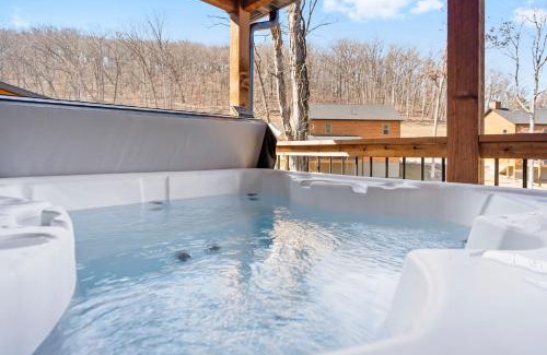 Hollister Casa | Cabin w Water View-Community Indoor Pool-Pvt Hot Tub-Free Local Attraction Tickets