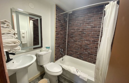 South Fork Cabina | Cabins: 4, 5, 15, 16-Cabaña-Baño Privado
