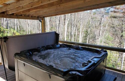 Hot Springs Casa | Cabin with a view in Hot Springs—walk to AT