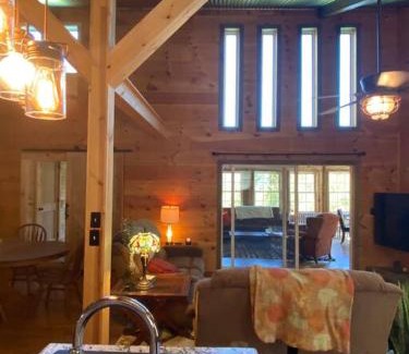 Hot Springs Casa | Cabin with a view in Hot Springs—walk to AT