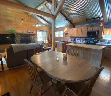 Hot Springs Casa | Cabin with a view in Hot Springs—walk to AT