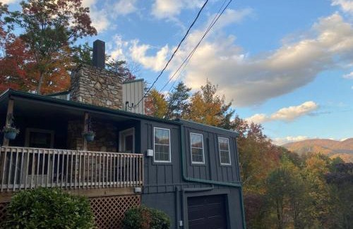 Hot Springs Casa | Cabin with a view in Hot Springs—walk to AT