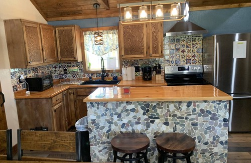 Camp Wood Cabina | Cabin with Deck . Close Nueces River