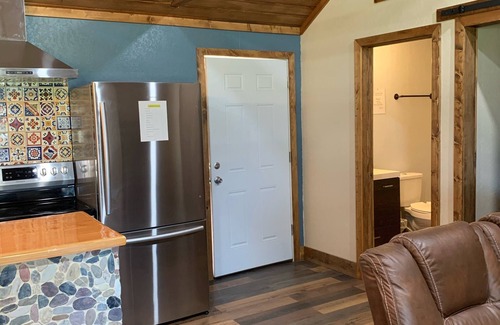 Camp Wood Cabina | Cabin with Deck . Close Nueces River