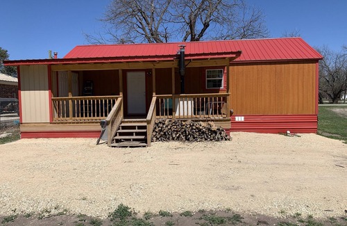 Camp Wood Cabina | Cabin with Deck . Close Nueces River
