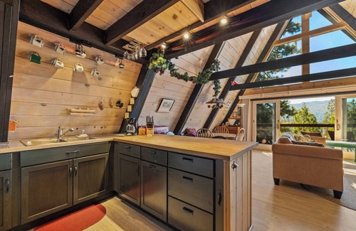 Mi-Wuk Village Cabina | Cabin with Digital Minimalism for true get-away to Sierra outdoors.