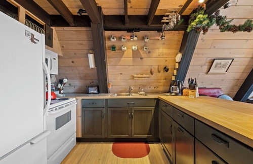 Mi-Wuk Village Cabina | Cabin with Digital Minimalism for true get-away to Sierra outdoors.